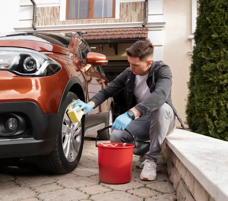 Lavage auto à domicile Sénergues : professionnel intervenant sur un véhicule